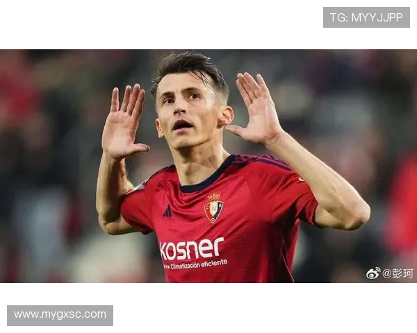 奥萨苏纳前锋布季米尔在对阵巴萨的比赛中梅开二度